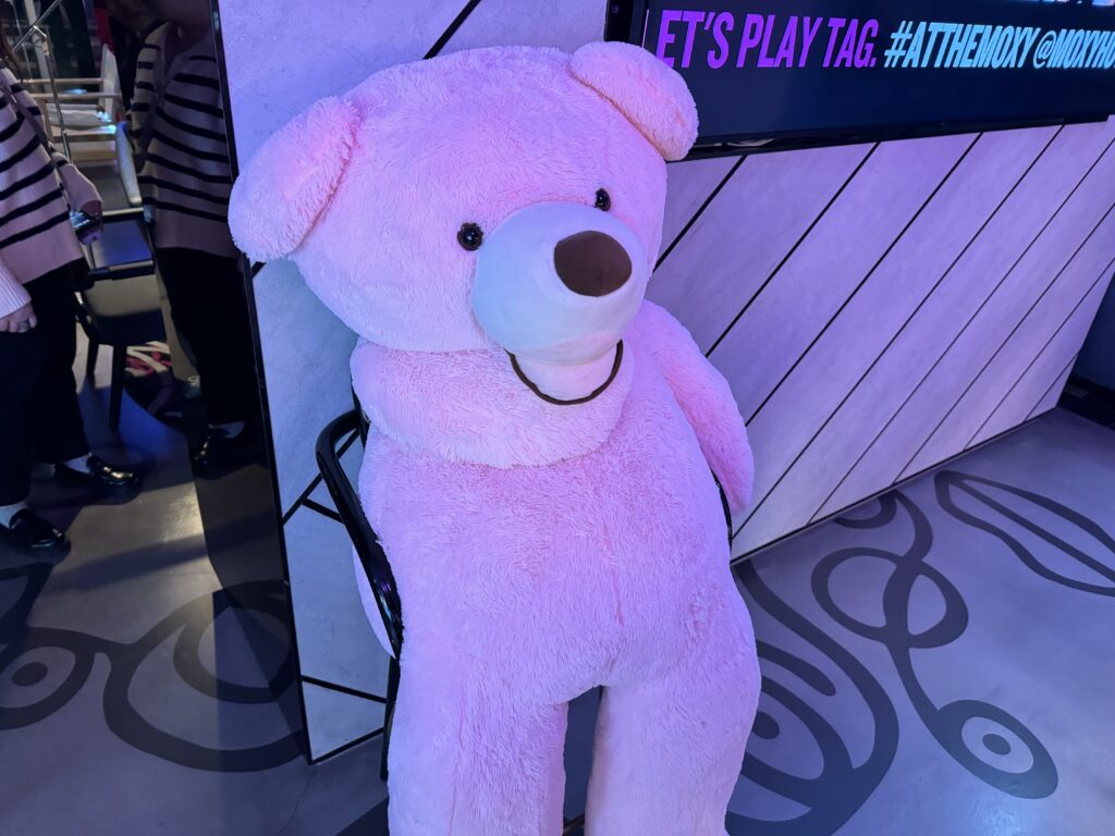 モクシーソウル明洞ピンク色のクマのぬいぐるみ