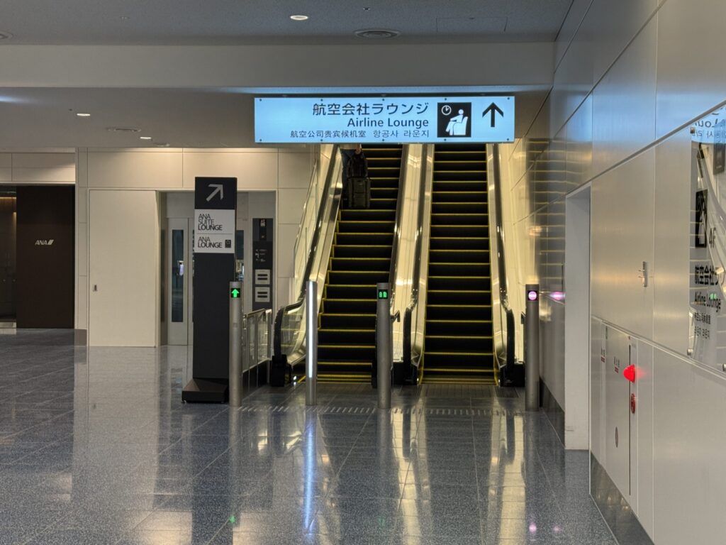 羽田空港第2ターミナル国際線のANAスイートラウンジ 3階入り口エレベーター