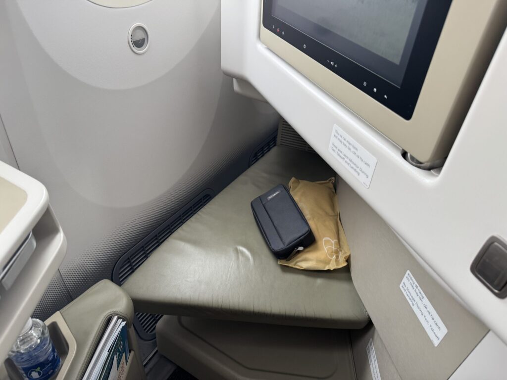 ベトナム航空ビジネスクラス搭乗記【成田⇄ホーチミン】 座席フットレスト