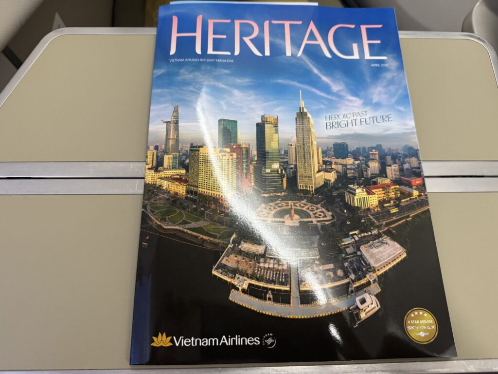 ベトナム航空ビジネスクラス搭乗記【成田⇄ホーチミン】 座席雑誌・安全のしおりなど