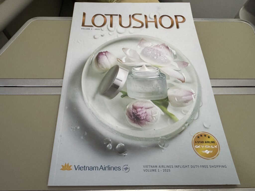 ベトナム航空ビジネスクラス搭乗記【成田⇄ホーチミン】 座席雑誌・安全のしおりなど