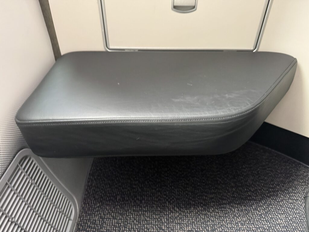大韓航空ビジネスクラス搭乗記【セントレア→仁川】 座席フットレスト
