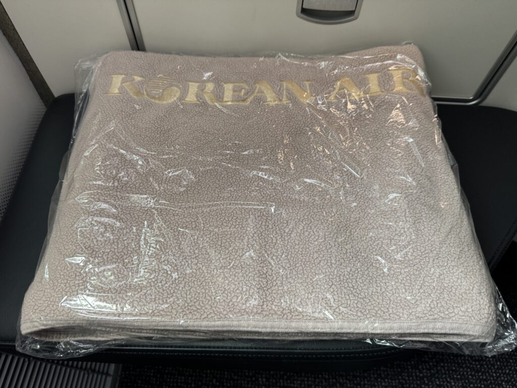 大韓航空ビジネスクラス搭乗記【セントレア→仁川】 座席ブランケット