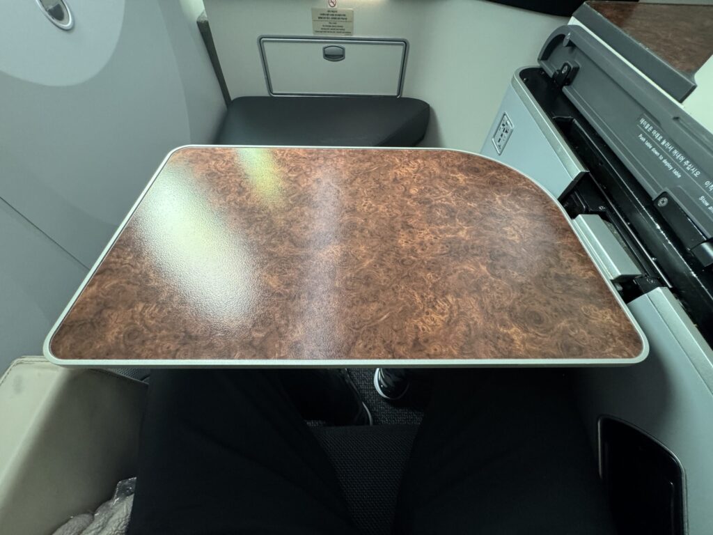 大韓航空ビジネスクラス搭乗記【セントレア→仁川】 座席テーブル