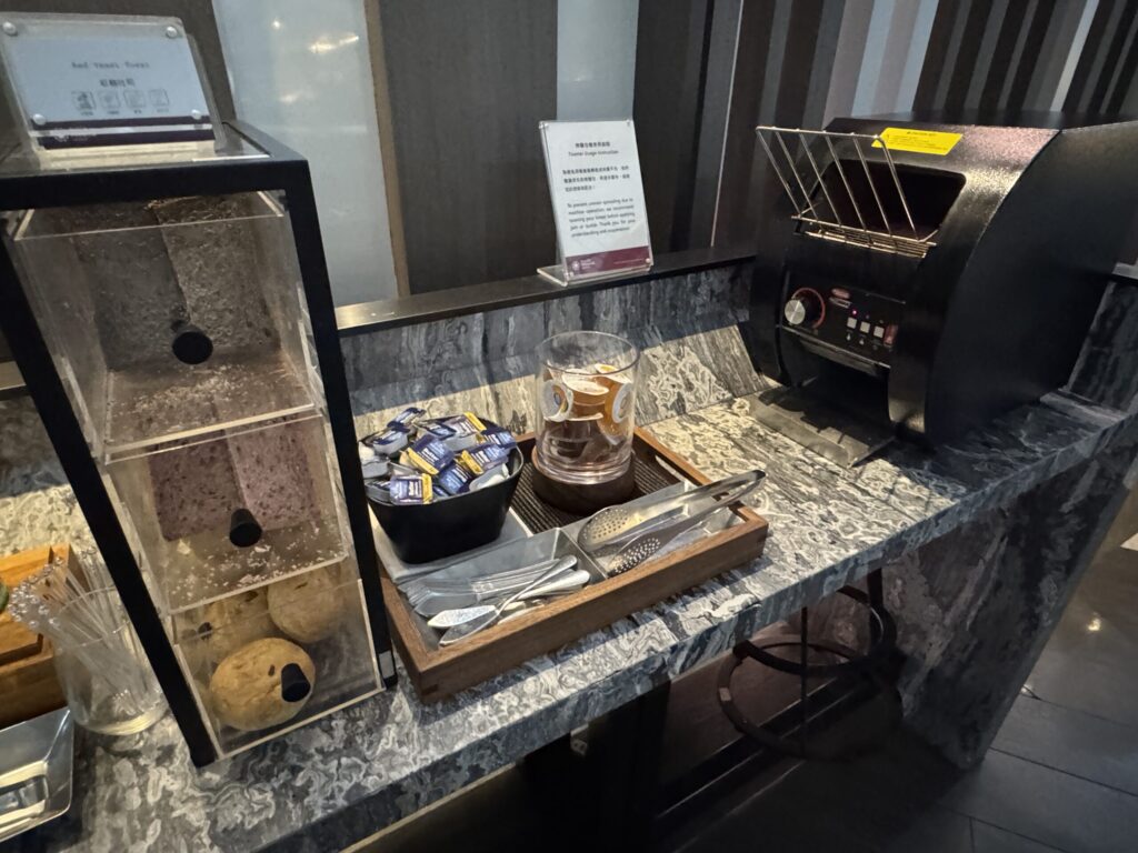 桃園国際空港 第2ターミナル「プラザプレミアムラウンジ (Zone A1)」 食事