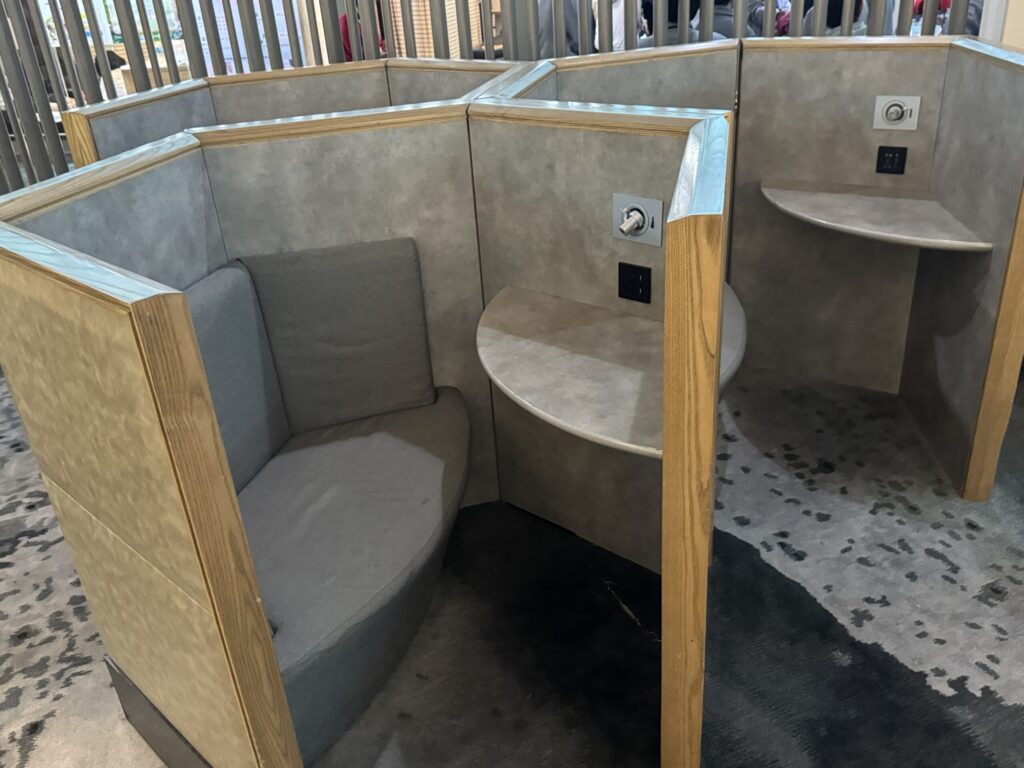 桃園国際空港 第2ターミナル「プラザプレミアムラウンジ (Zone A1)」内観