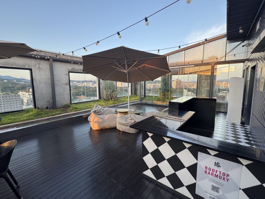 モクシーソウル仁寺洞フロント&バー