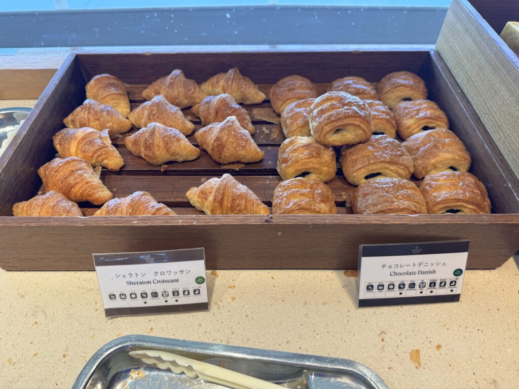 シェラトングランデトーキョーベイ クラブラウンジ 朝 パン