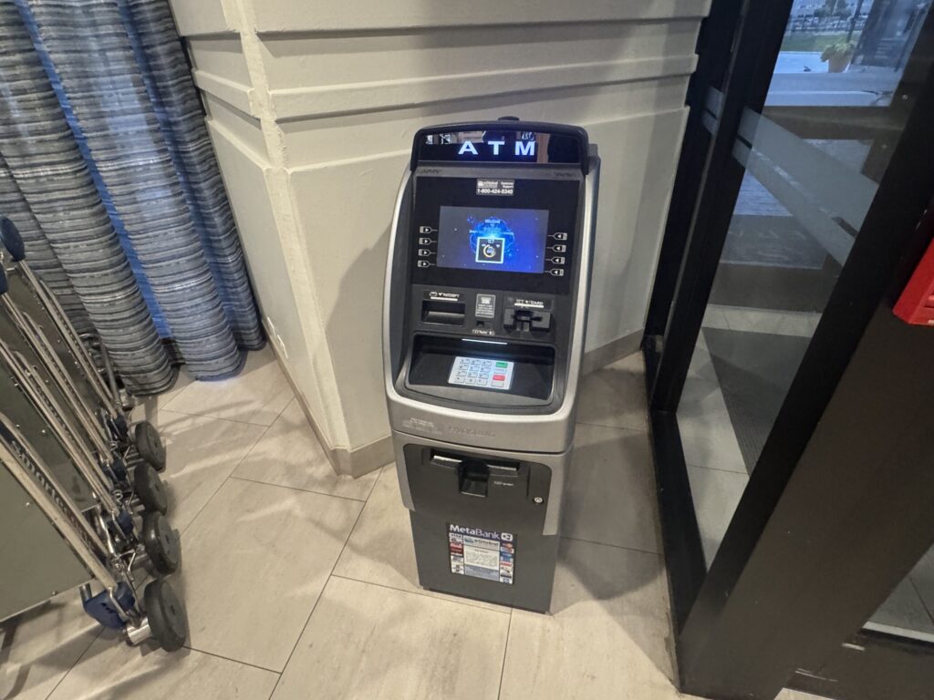 シェラトンスイーツシカゴオヘア １F ATM