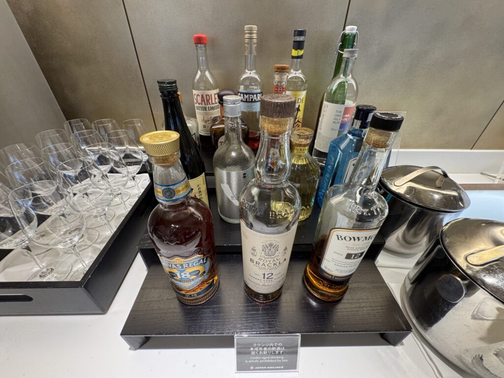 JALファーストクラスラウンジ フードエリア アルコール