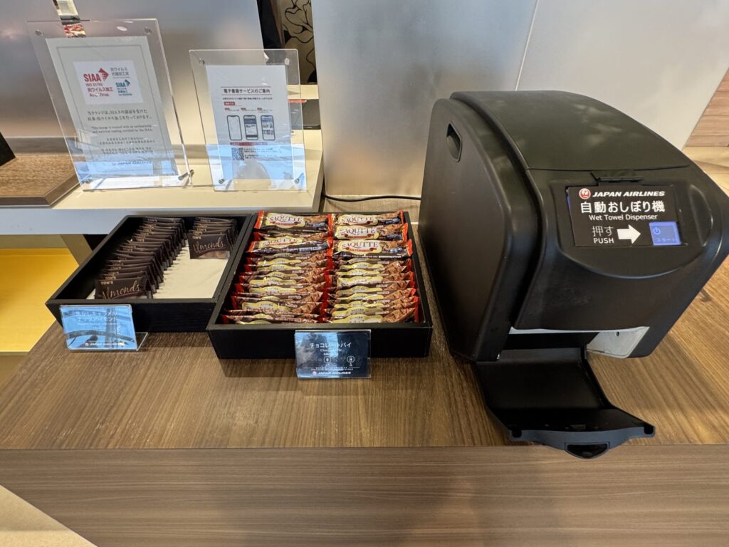 JALファーストクラスラウンジ フードエリア 軽食