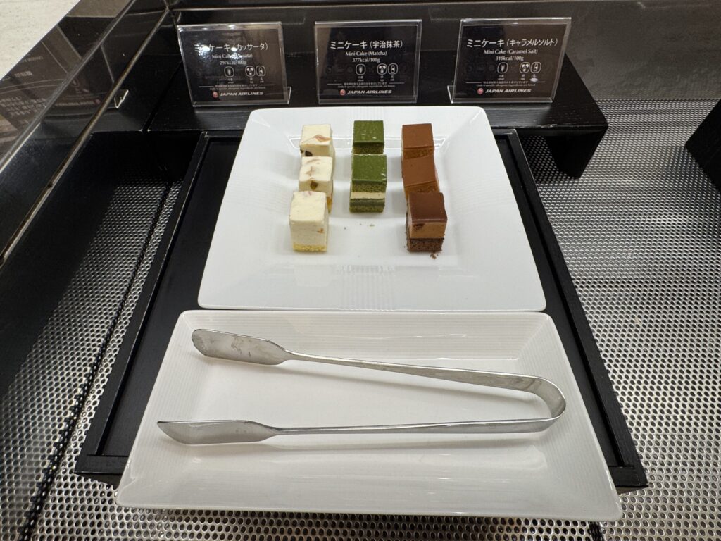 JALファーストクラスラウンジ お寿司カウンター ケーキ