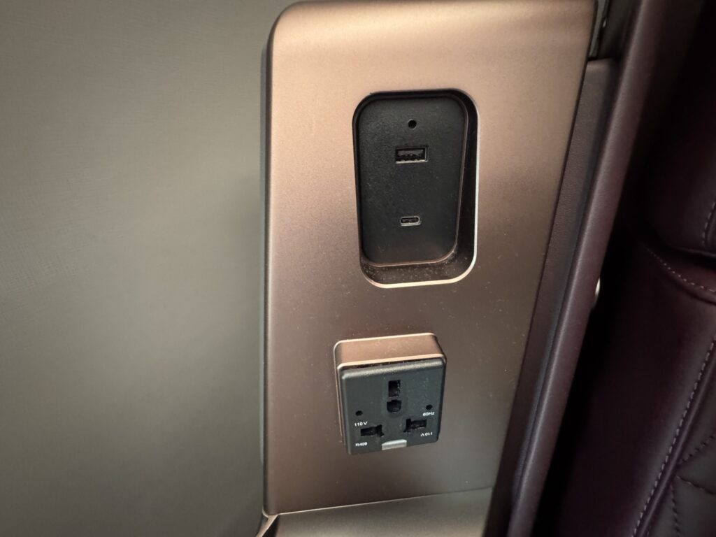 JAL国際線ファーストクラス 充電 コンセント