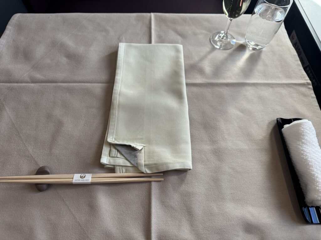 JAL国際線ファーストクラス 機内食 テーブル
