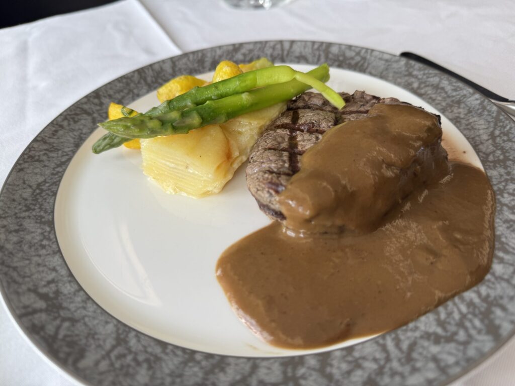 ANA 帰路 ファーストクラス 機内食 洋食 メイン ステーキ