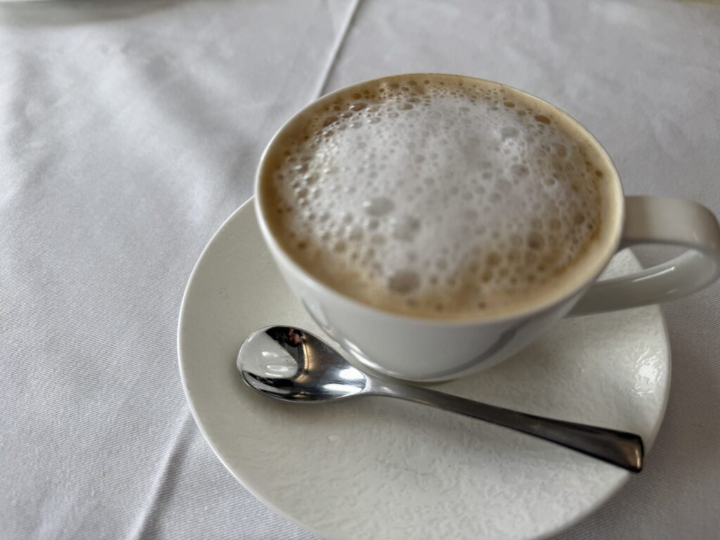 ANA 帰路 ファーストクラス 機内食 洋食 カプチーノ