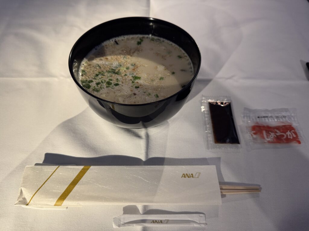 ANA 帰路 ファーストクラス 機内食 豚骨ラーメン