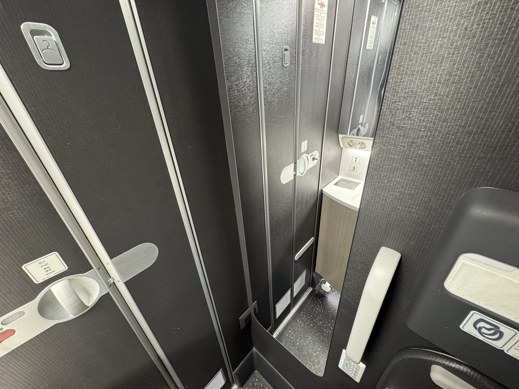 JAL A350-1000 トイレ 洗面 鏡