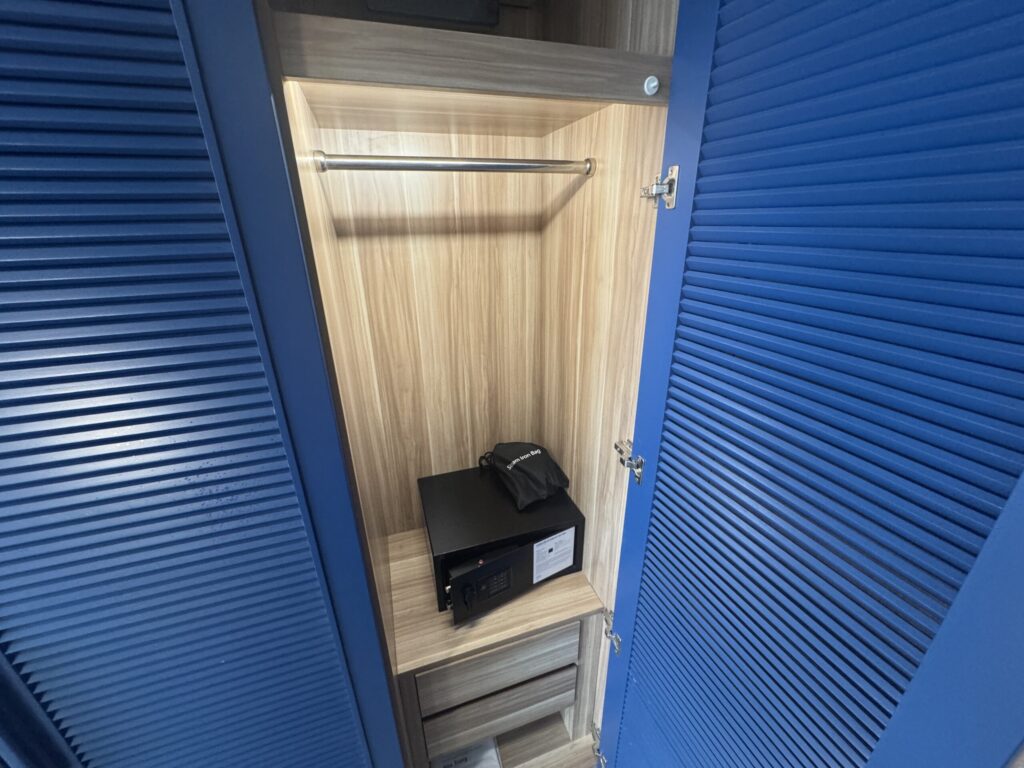 客室のセーフティボックスと収納