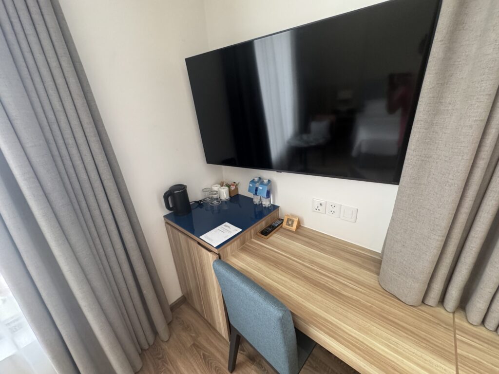 テレビと窓際に続く長いデスク