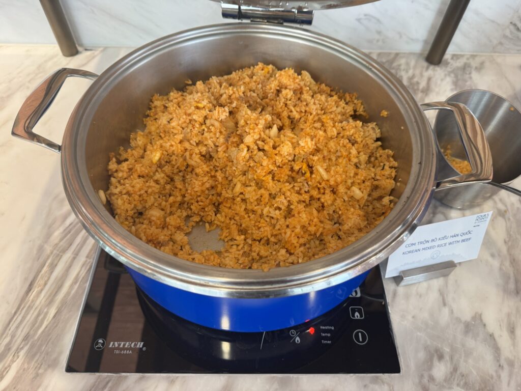 朝食ビュッフェの牛肉入り韓国風混ぜご飯