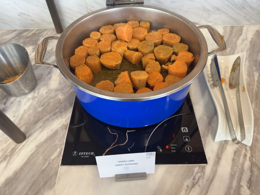 朝食ビュッフェのさつまいもの料理