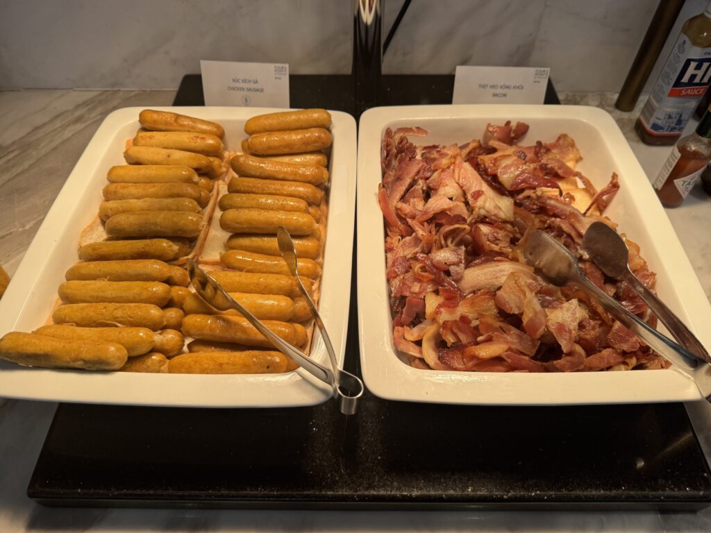 朝食ビュッフェのチキンソーセージとベーコン