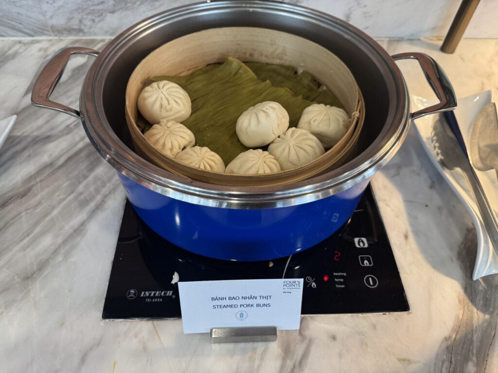朝食に並ぶ豚肉入りの蒸しまん
