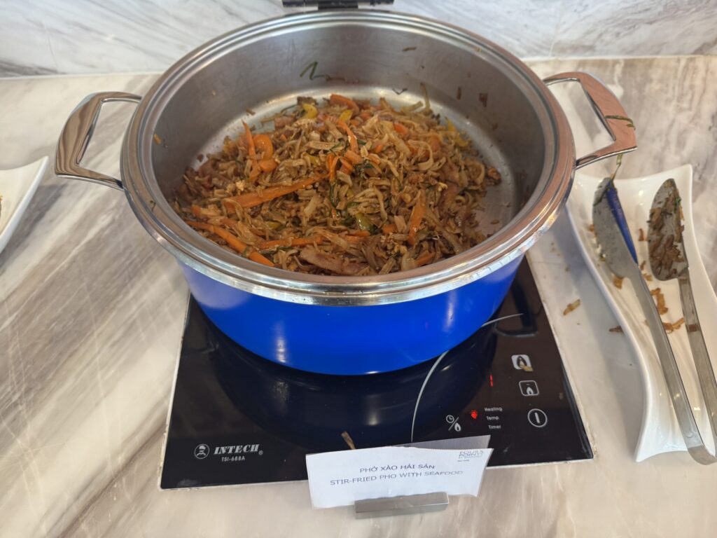 朝食に並ぶシーフードの炒めフォー