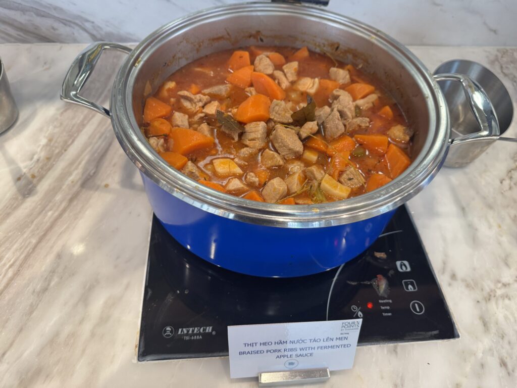 朝食の豚リブの煮込み