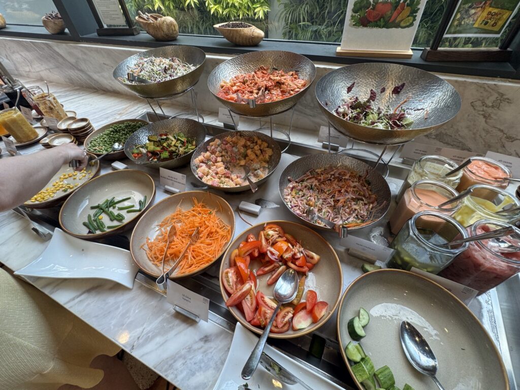 朝食のサラダと冷たい料理