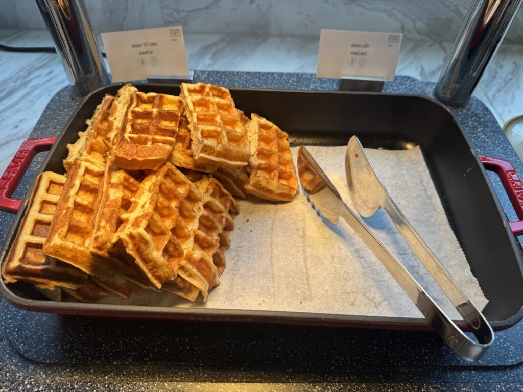 朝食ビュッフェのワッフル