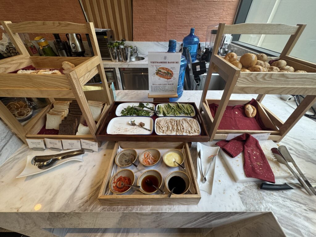 朝食のバインミーの具材コーナー