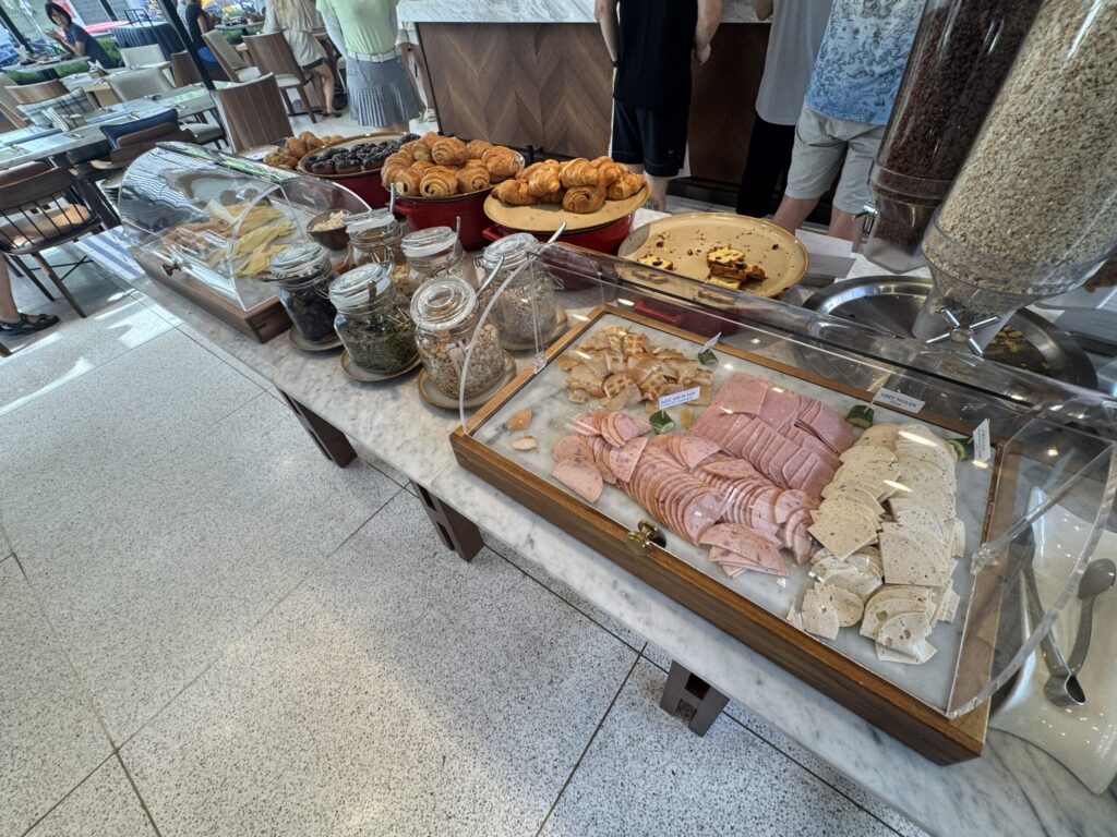 朝食のハムやチーズとパン