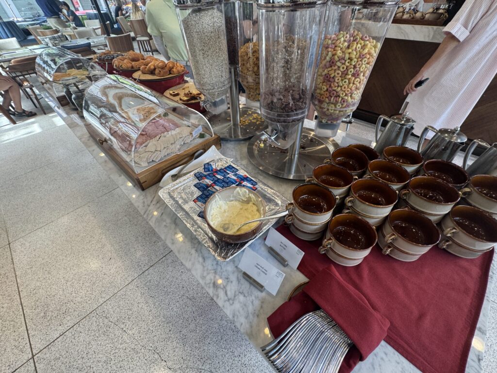 朝食のコールドミールとパンのコーナー