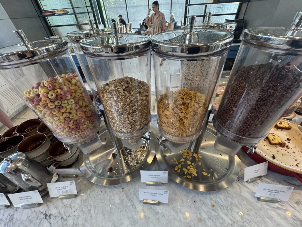 朝食のシリアルディスペンサー