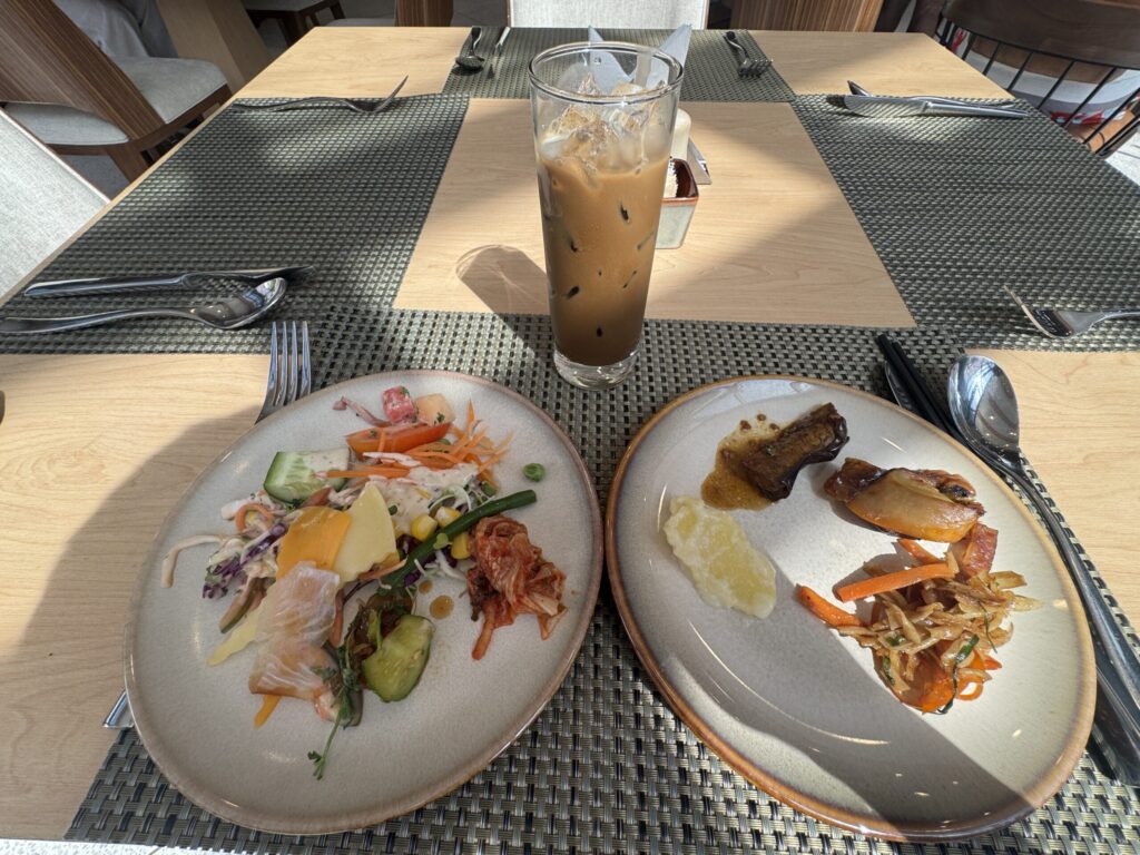 初日の朝食の料理とベトナムコーヒー