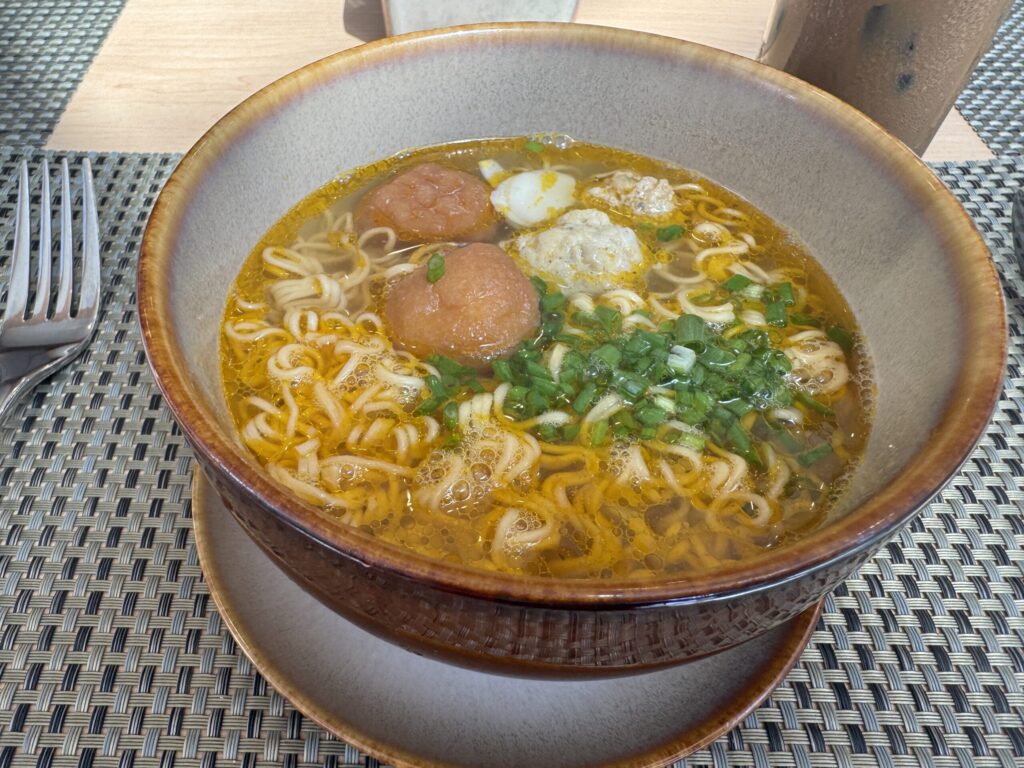 初日の朝食でいただいた麺料理