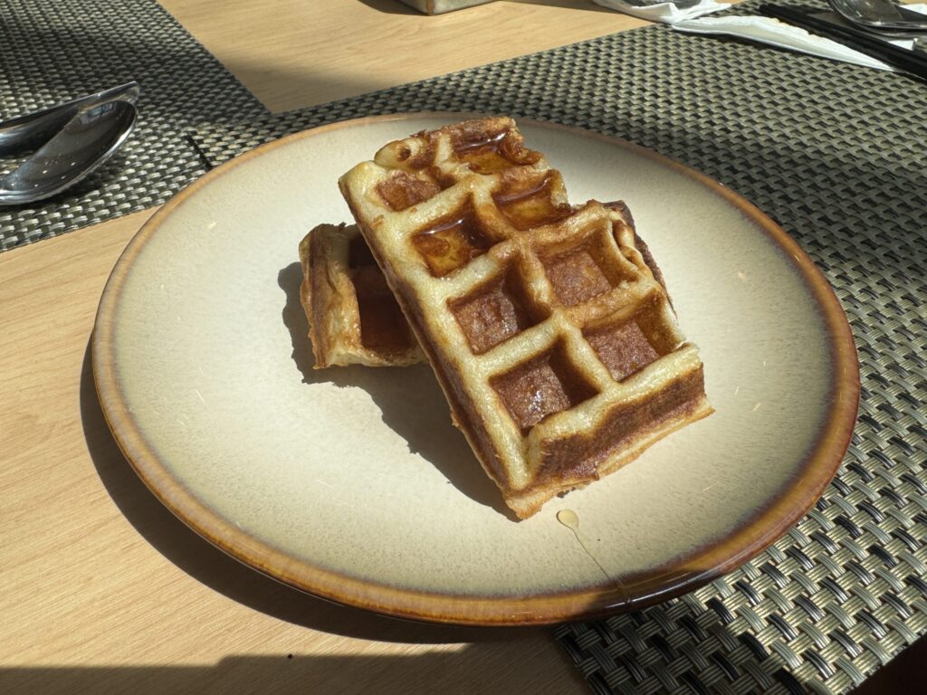 朝食のお皿に盛られたワッフル