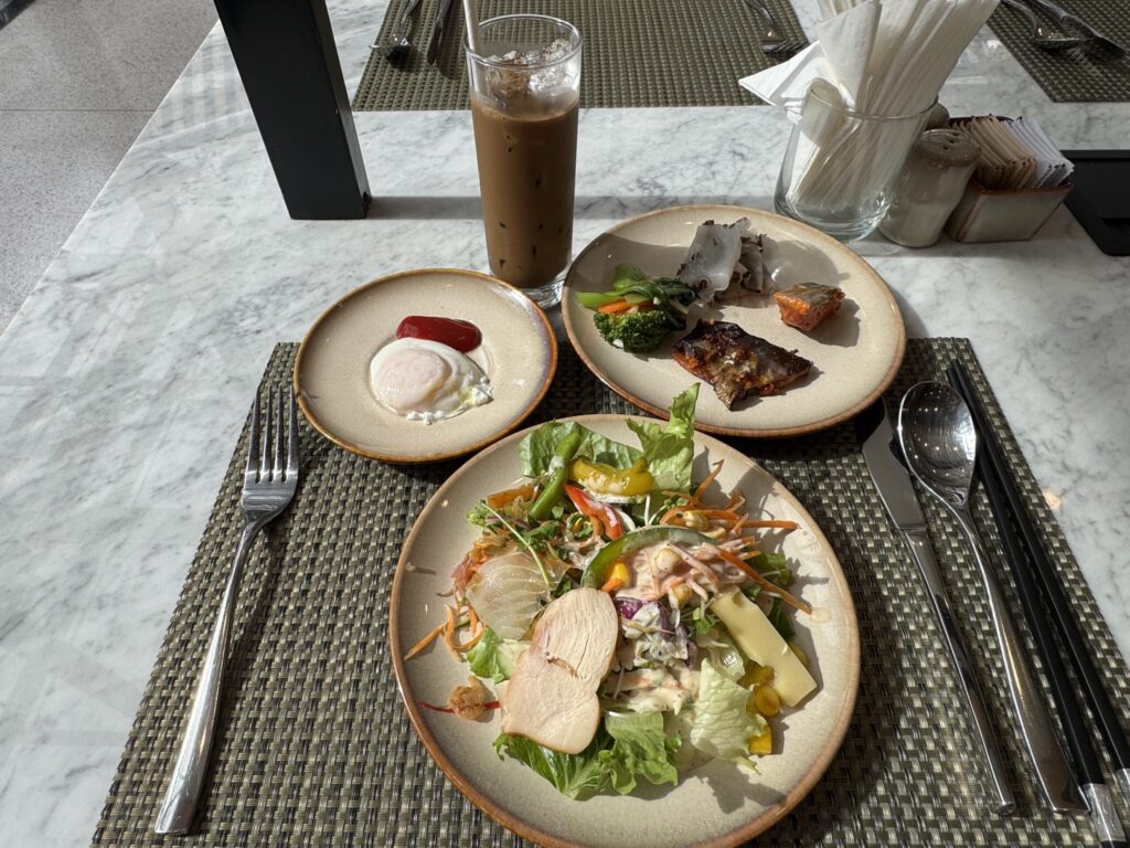 2日目の朝食の料理とコーヒー