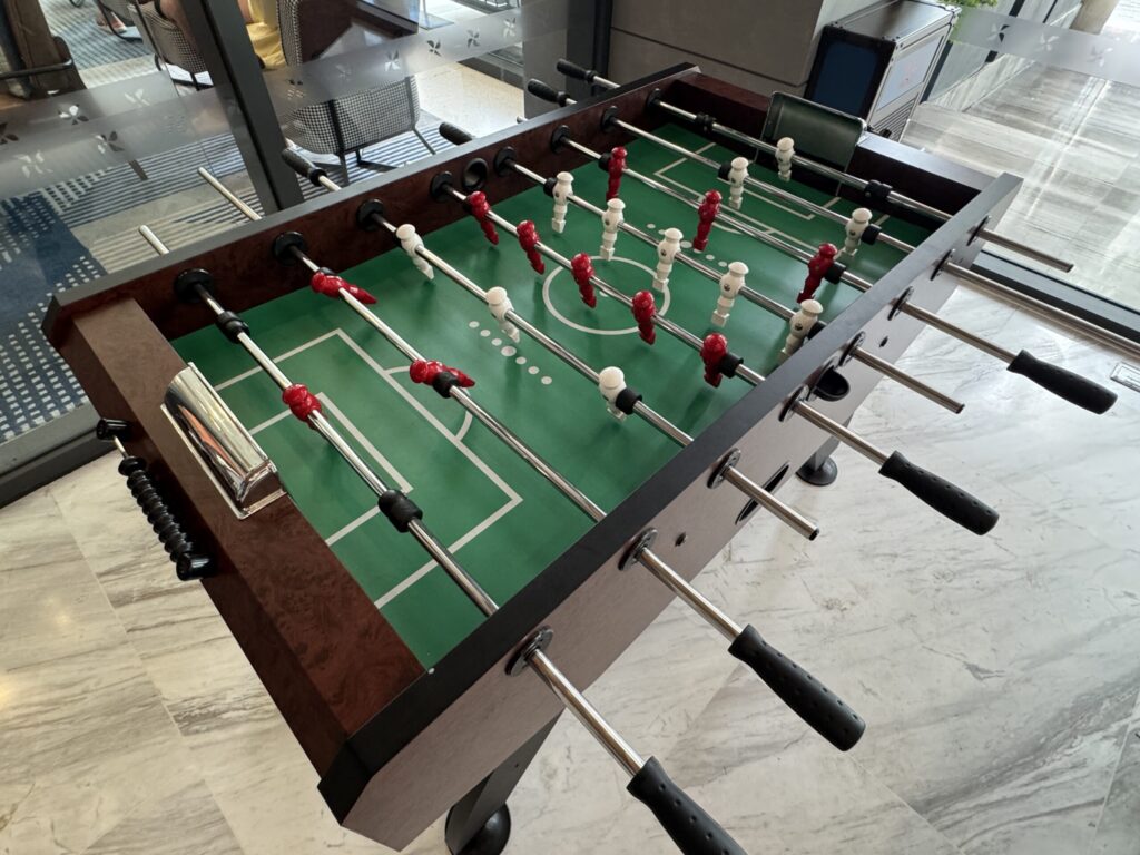 館内に置かれたテーブルサッカー