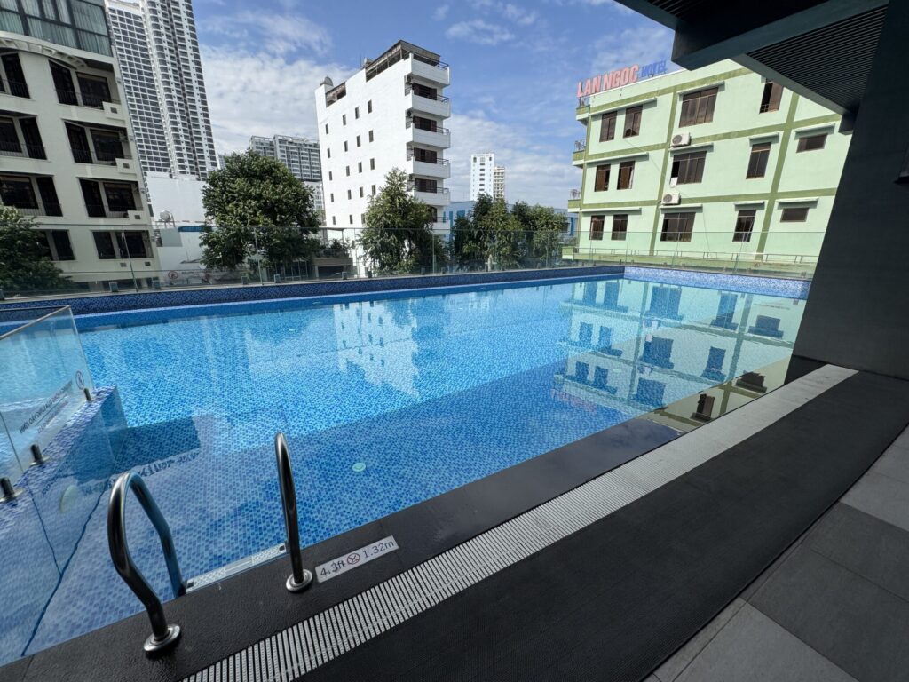 翌朝訪れたホテルの屋外プール