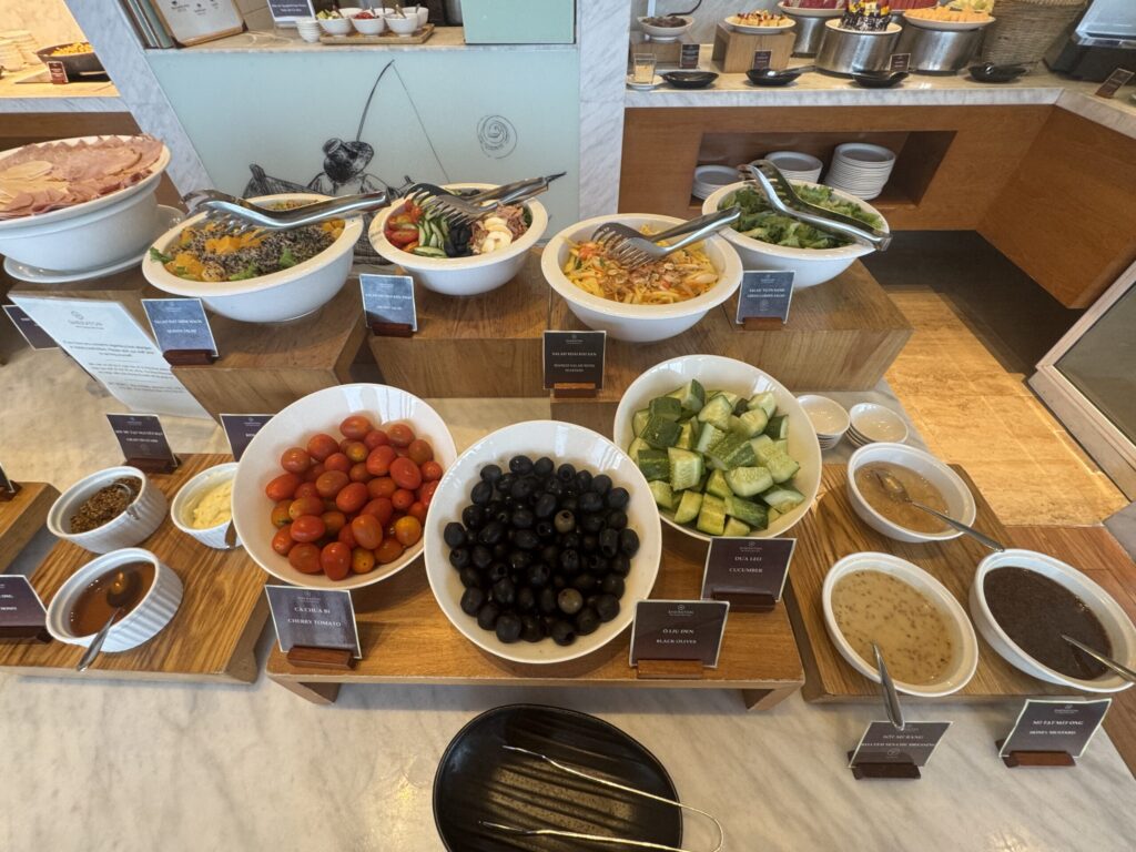 クラブラウンジのサラダや冷たい料理が並ぶコーナー