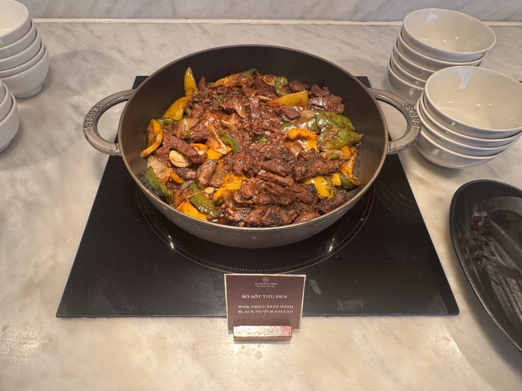 クラブラウンジで提供されていた温かい肉料理