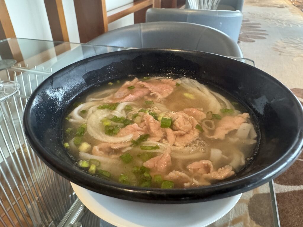 クラブラウンジでいただいた牛肉入りのフォー