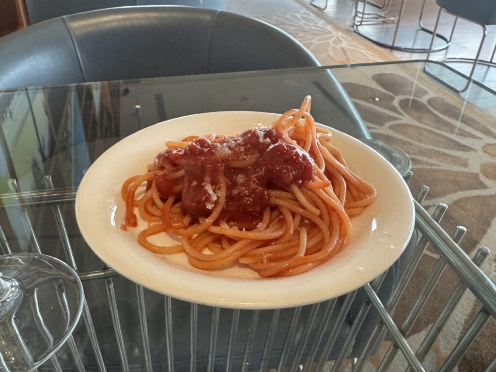 クラブラウンジで提供されたトマトスパゲティ