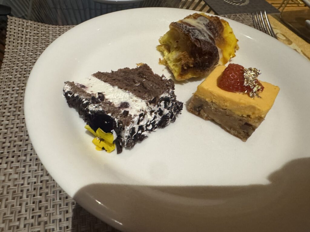 ラウンジで選んだケーキなどのスイーツ