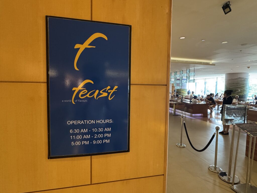 シェラトン ニャチャンの朝食レストランFeastの入口案内