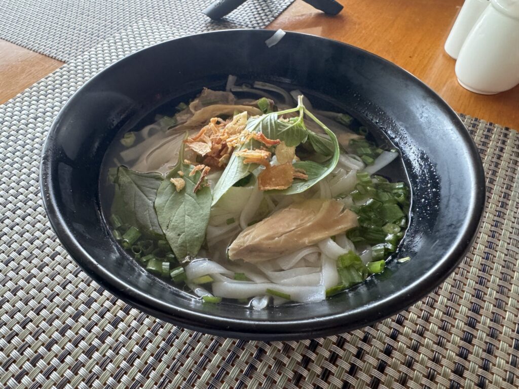 葉野菜や鶏肉の入った朝食のフォー