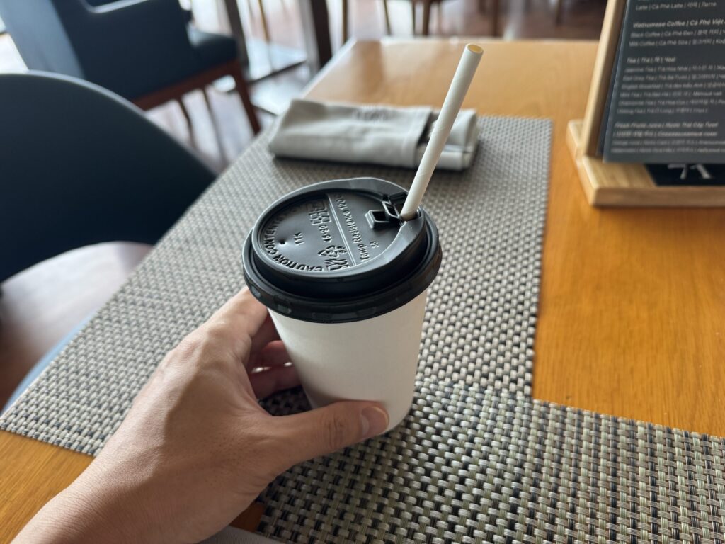 スタッフが用意してくれたテイクアウト用のコーヒー